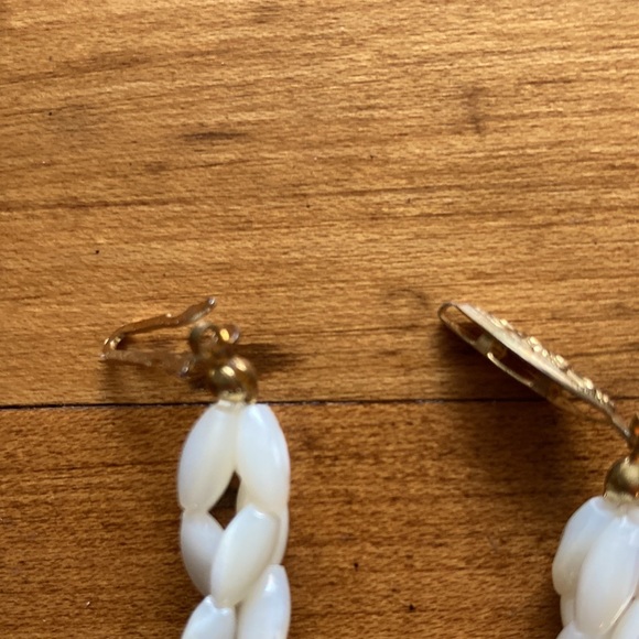 Vintage Twisted Rice Mother Of Pearl, Coral and Jade Set - Picture 10 of 11